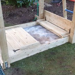 SANDPIT COVER WITH SEATS